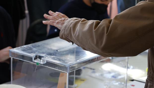 Imagen de una urna en las pasadas elecciones autonómicas de Madrid