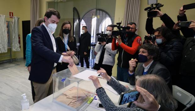 Fernández Mañueco vota