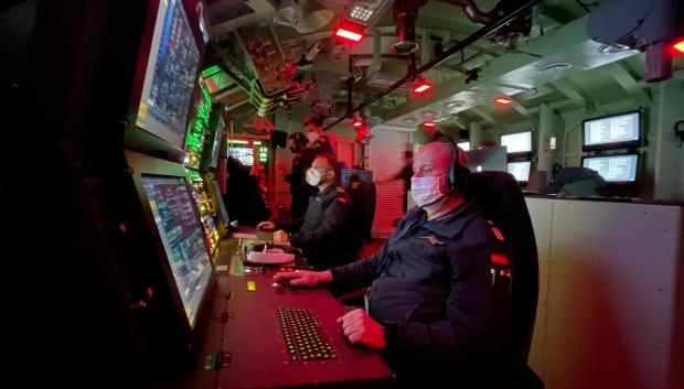 Dos tripulantes del S-81 trabajan con el simulador de vanguardia