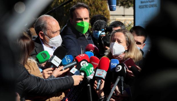 El impulsor de la campaña "Soy mayorNoidiota", Carlos San Juan, conversa con la ministra de Economía, Nadia Calviño