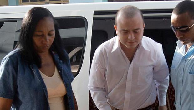 Ángel Carromero, saliendo de un furgón policial en Cuba