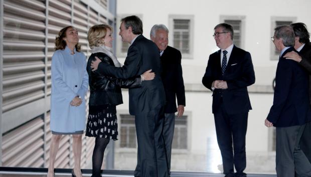 Esperanza Aguirre, José Luis Rodríguez Zapatero y Felipe González durante la ceremonia de entrega de la Gran Cruz del Orden de Alfonso X el Sabio en el Museo Reina Sofía de Madrid. 2017
