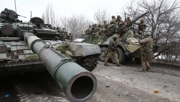 Soldados ucranianos se dirigen al frente en la región de Lugansk