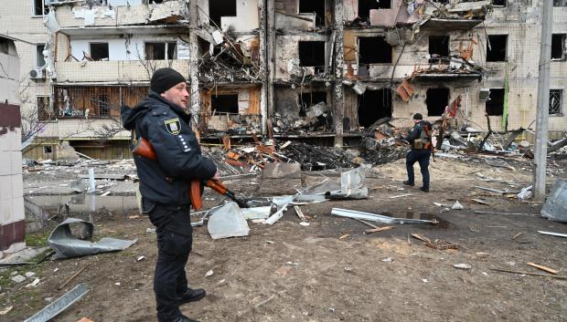 Fuerzas de Seguridad junto a un edificio destruido en la capital