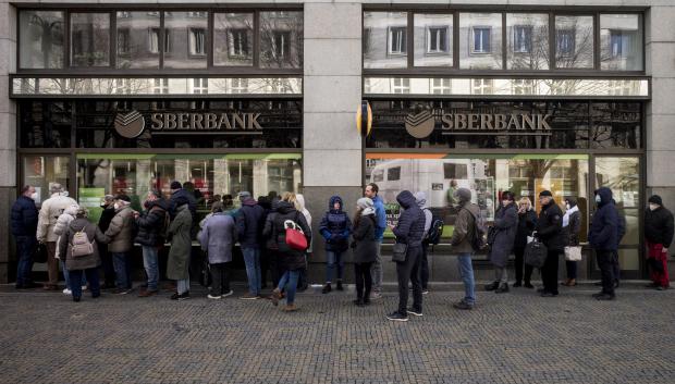Una larga fila para retirar efectivo del banco estatal ruso Sberbank, en República Checa
