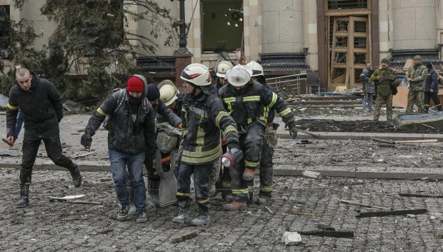 El servicio de emergencia ucraniano saca el cuerpo de una víctima del edificio del ayuntamiento dañado luego de un bombardeo en Kharkiv