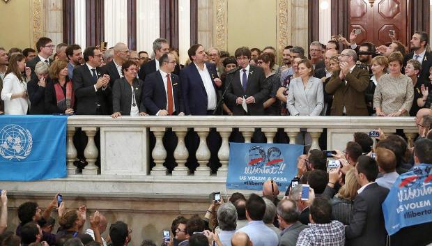 El expresidente de la Generalitat, Carles Puigdemont, comunica a los alcaldes separatistas la decisión del Pleno del Parlament por la que se declaró, el 27 de octubre de 2017, la independencia de Cataluña