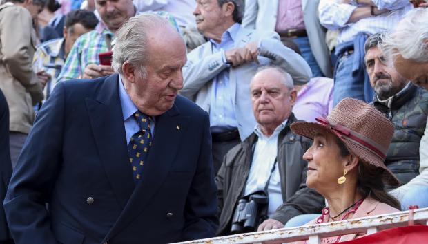 Juan Carlos I y la Infanta Elena en una corrida en San Isidro.