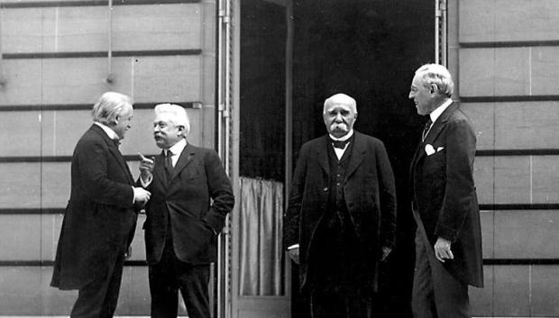 David Lloyd George, primer minitro británico; Vttorio Emanuele Orlando, primer ministro italiano; Georges Clemenceau, Premier francés y el presidente de Estados Unidos, Woodrow Wilson, en el Tratado de Versalles