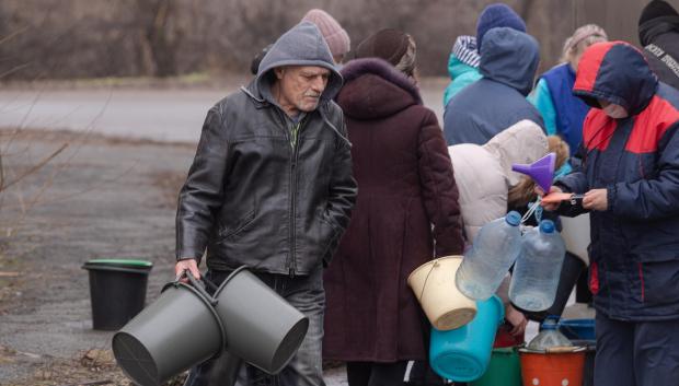 Ciudadanos de Mariúpol, ayer, en una cola para recoger agua