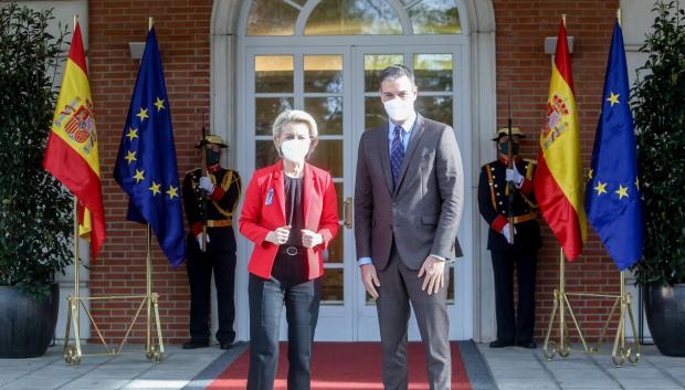 El presidente del Gobierno, Pedro Sánchez, recibe a la presidenta de la Comisión Europea, Ursula von der Leyen, en el Palacio de la Moncloa.