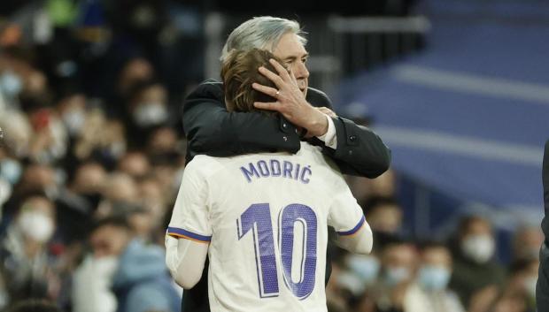 Ancelotti abraza a Modric tras su sustitución