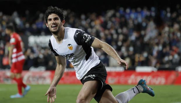 El delantero portugués del Valencia CF Gonçalo Guedes, celebra su gol durante el partido de la jornada 27 de Liga en Primera División