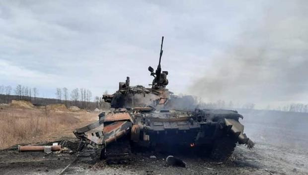 Tanque ruso destrozado en Ucrania