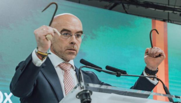 Ortega Smith ha procurado a Jorge Buxadé, dos de los garfios con que los inmigrantes ilegales asaltaron la frontera de Melilla la semana pasada