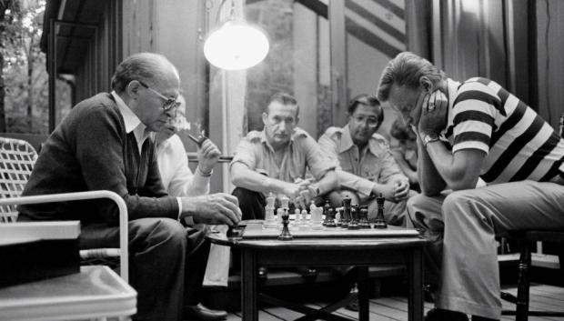 Menachem Begin, primer ministro israelí, jugando al ajedrez con Zbigniew Brzezinski, entonces consejero de Seguridad Nacional. Camp David, 1979.