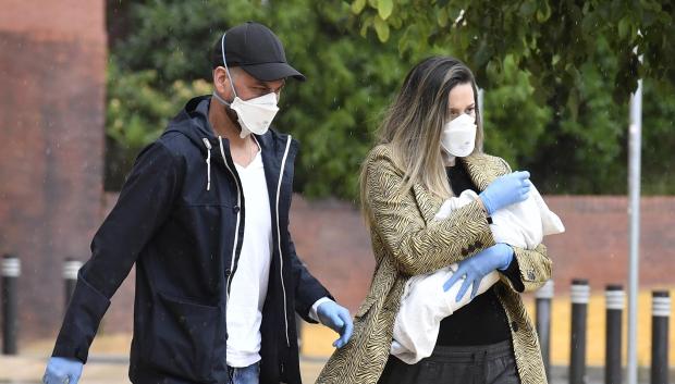 René Ramos y la cantante Lorena Gómez con su hijo René por las calles de Sevilla en pleno confinamiento