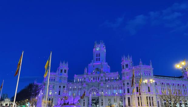 La fuente de Cibeles y el Ayuntamiento de Madrid iluminados de morado por el Día internacional de la mujer