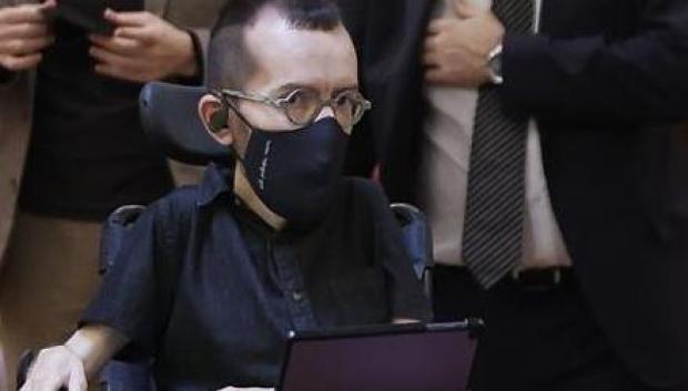 El portavoz de Unidas Podemos, Pablo Echenique, en los pasillos del Congreso, durante la sesión de control en el Congreso