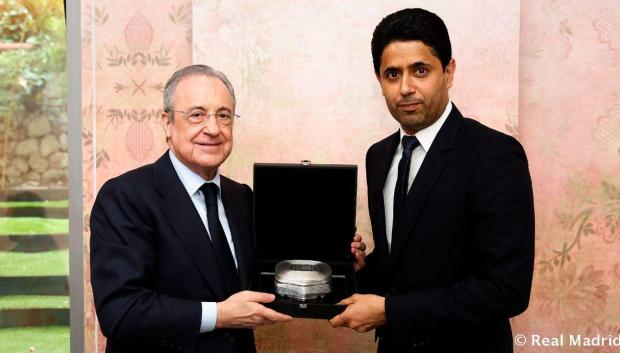 Ambos presidentes posan con una réplica del nuevo Bernabéu