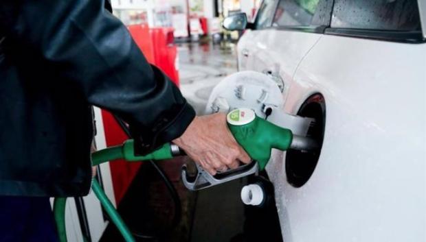 Una mujer pone gasolina a su vehículo en una gasolinera, en una imagen de archivo