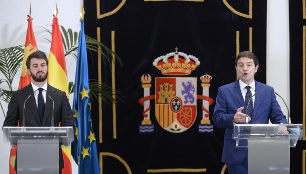 García-Gallardo y Fernández Mañueco, en la rueda de prensa posterior al sello del pacto de gobernabilidad entre ambas formaciones tras el pleno de constitución del parlamento regional