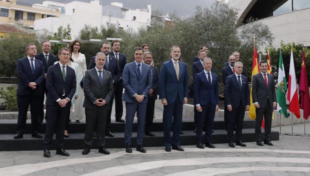 El rey Felipe acompañado por el presidente del Gobierno, Pedro Sánchez, y el presidente del Senado, Ander Gil, y el resto de presidentes autonómicos