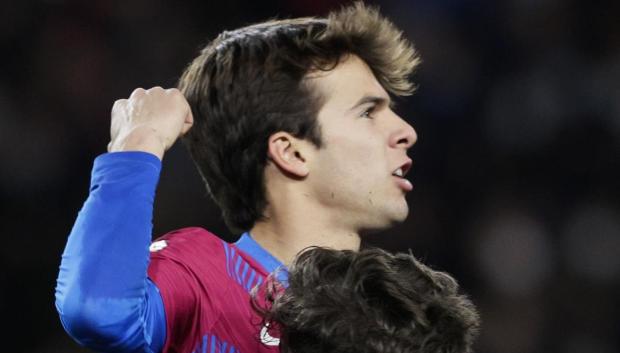 Riqui Puig celebra el cuarto gol del Barcelona