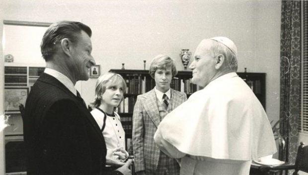 Zbigniew Brzezinski conversando con Juan Pablo II
