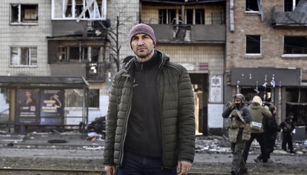 Vitali Klitscho, alcalde de Kiev, revisa los daños ocasionados en la capital de Ucrania por los bombardeos rusos
