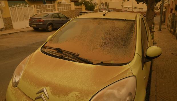 Un vehículo cubierto de polvo en Aguadulce, Roquetas de Mar (Almería) que ha amanecido este martes bajo los efectos de la intensa calima que ha cubierto de polvo sahariano buena parte de España