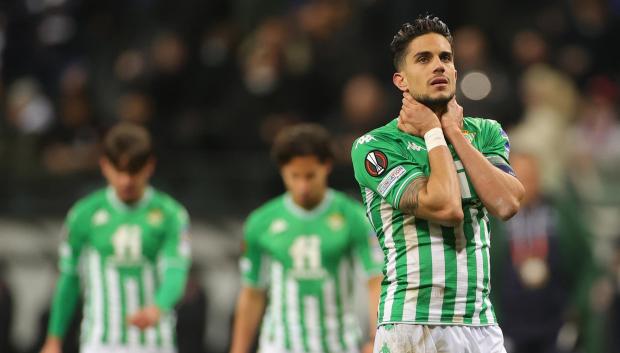 Marc Bartra, del Betis, se lamenta traer caer ante el Eintracht de Frankfurt en la Europa League