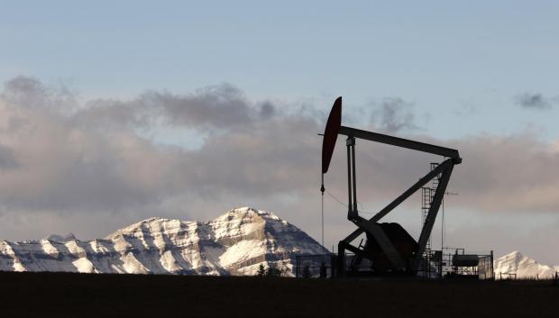 Un bomba de varillas para la extracción de petróleo en Alberta, Canadá