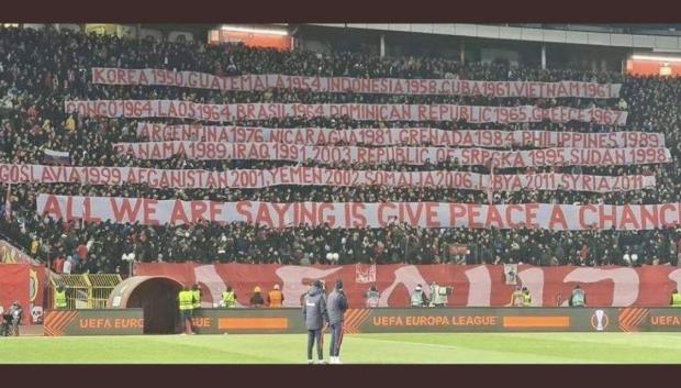 Pancarta de los ultras del Estrella Roja pidiendo la paz