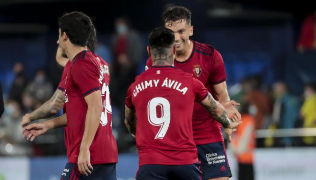 Chimy Avila celebra un gol junto a su compañero Lucas Torro