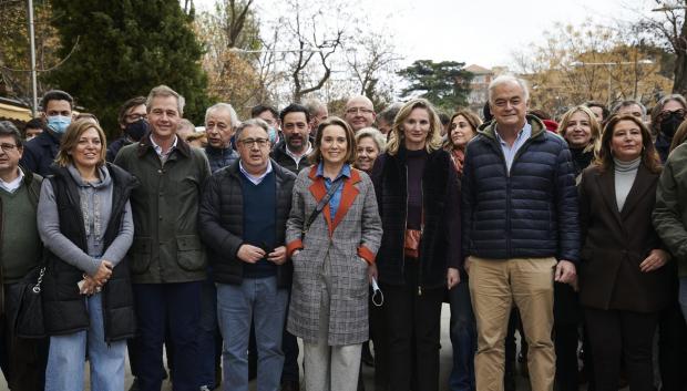 Cuca Gamarra, junto a Esteban González Pons y otros políticos del PP, este domingo en la manifestación por la defensa del campo celebrada en Madrid