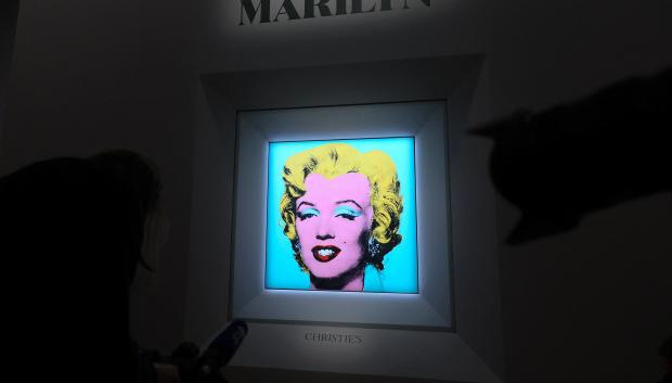 El cuadro 'Shot Sage Blue Marilyn', de Andy Warhol, durante el anuncio de su subasta por la casa Christie's