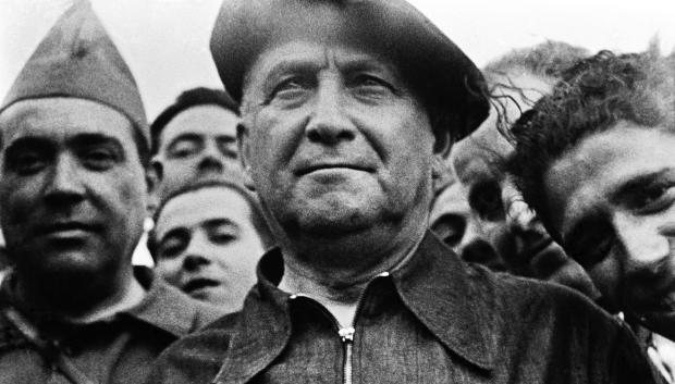 El español Francisco Largo Caballero, líder del Sindicato Español, con parte de la milicia leal, en el frente en las afueras de Madrid, el 15 de agosto de 1936