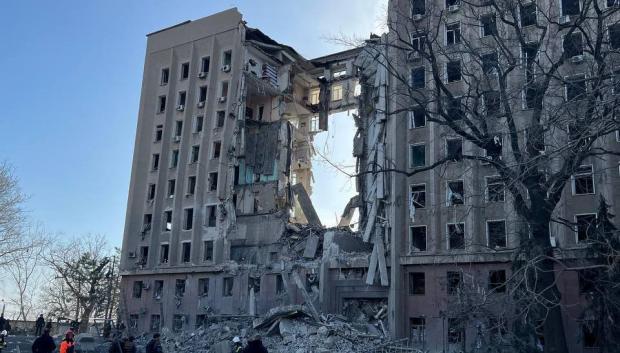 Una fotografía del edificio gubernamental bombardeado en la ciudad ucraniana de Mikolaiv