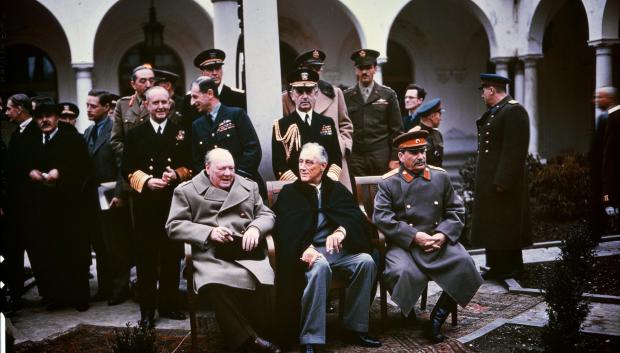 Churchill, Roosevelt y Stalin reunidos en la Conferencia de Yalta antes de terminar la Segunda Guerra Mundial