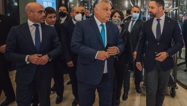 Jorge Buxadé y Santiago Abascal reciben a Viktor Orbán en la Cumbre de Madrid del pasado enero