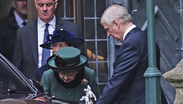 La Reina Isabel y el Príncipe Andrés, en la abadía de Westminster, durante el funeral de Felipe de Edimburgo