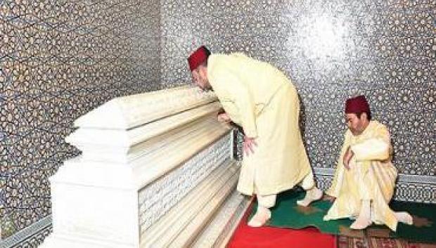 Mohammed VI besando la tumba de su padre, Mohammed VI
