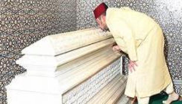 Mohammed VI besando la tumba de su padre, Mohammed VI