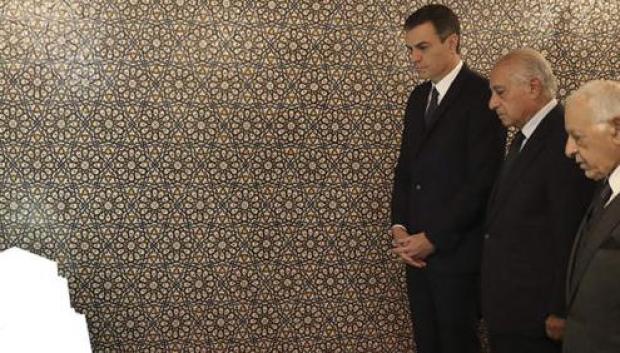 El presidente del Gobierno español, Pedro Sánchez, rindiendo tributo a la tumba de Hassan II