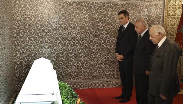 El presidente del Gobierno español, Pedro Sánchez, rindiendo tributo a la tumba de Hassan II