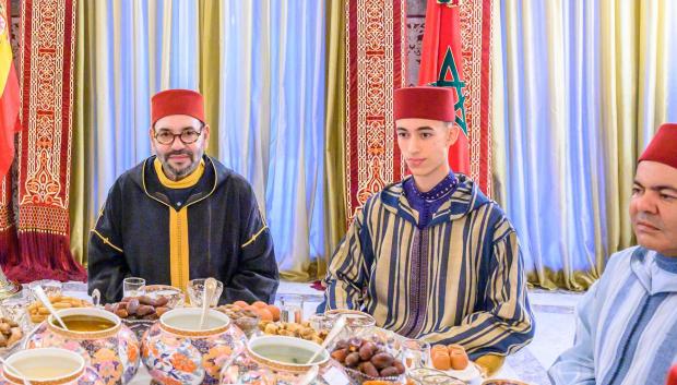 El Rey Mohamed VI de Marruecos y su hijo el Príncipe Moulay Hassan, en el palacio real de Rabat. (Moroccan Royal Palace via AP)