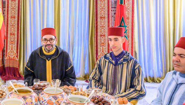 El Rey Mohamed VI y su hijo el Príncipe Moulay Hassan, en el palacio de Rabat