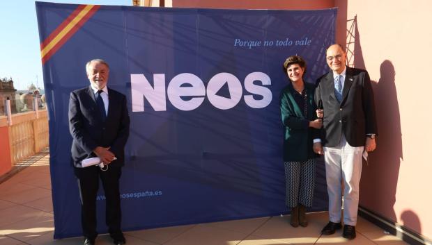 Jaime Mayor Oreja, María San Gil y Alejo Vidal-Quadras, en el acto de presentación de NEOS en Sevilla