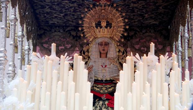 La Virgen de la Caridad en la Semana Santa de Sevilla la última vez que procesionó, en 2019
